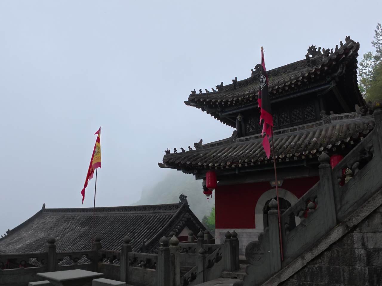 雾中古庙
