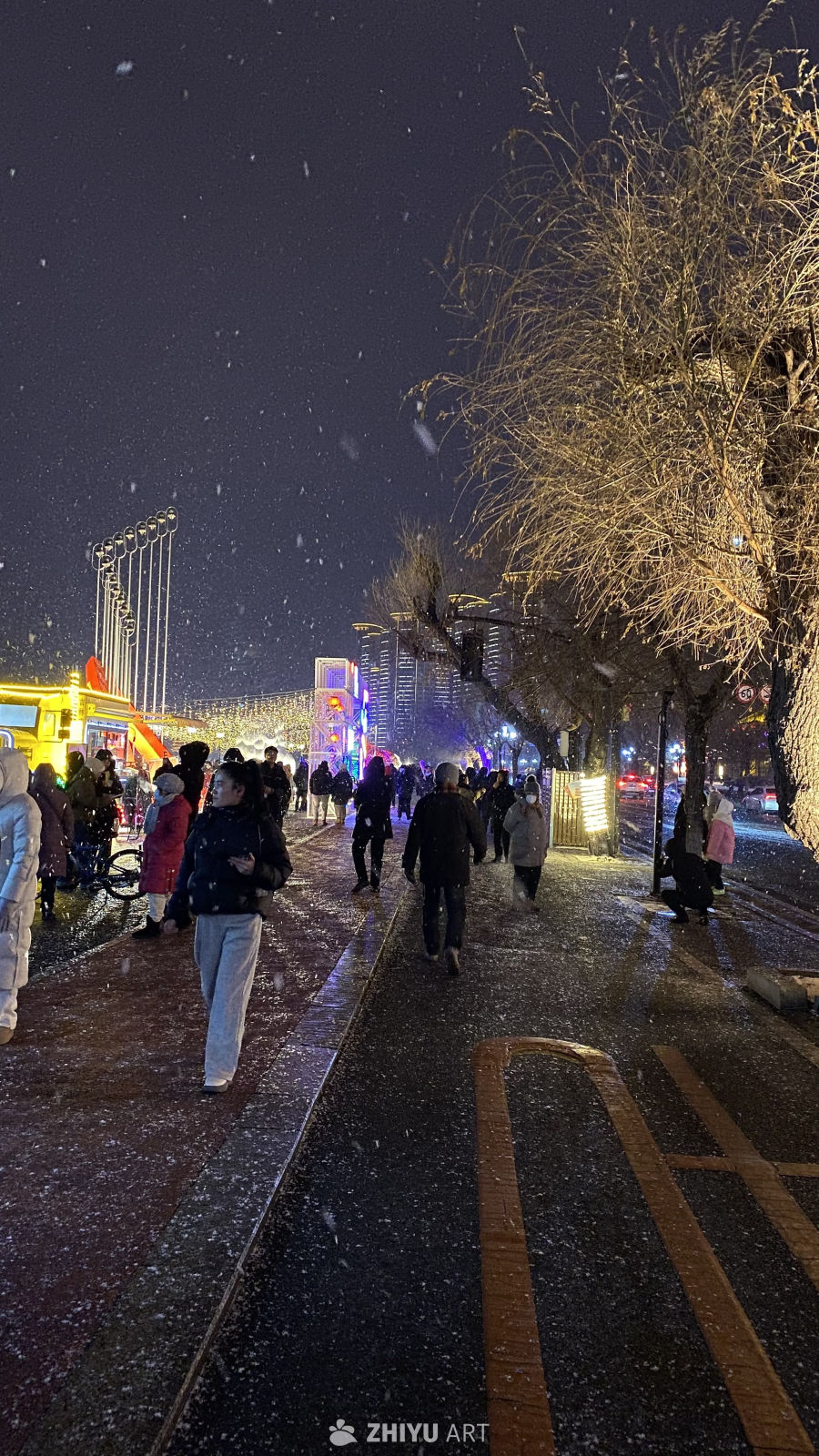 雪夜街头的温暖灯火