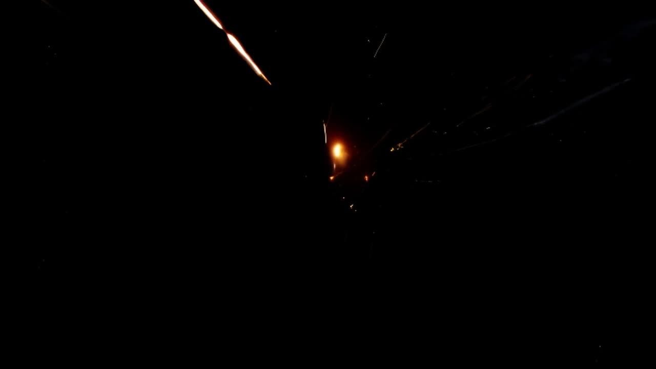 夜空中，许多流星闪耀着光芒，它们划过天空，随后撞击