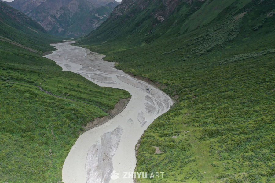 山谷中的静谧河流