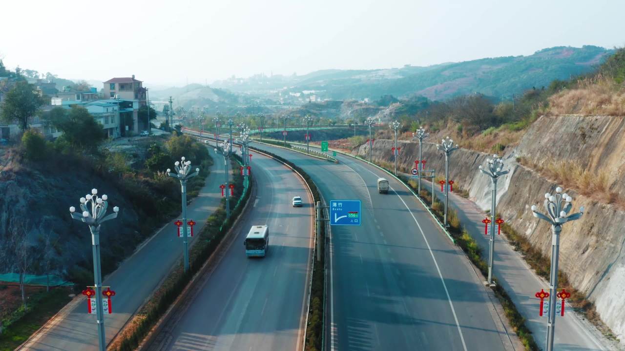 山间公路的清晨景象