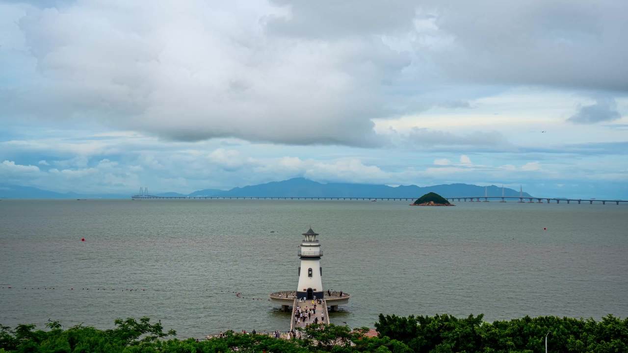 珠海海边爱情邮局灯塔与跨海大桥景观
