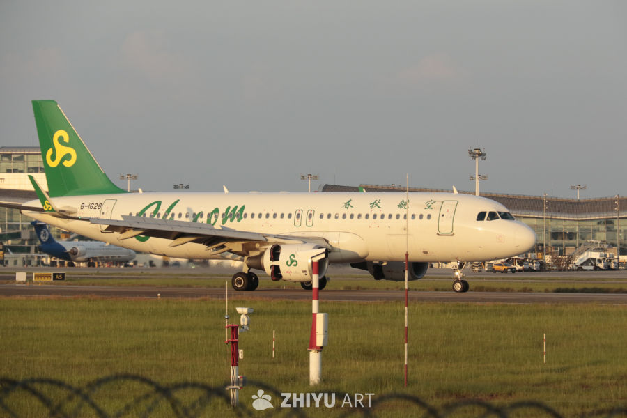 春秋航空A320在机场跑道待命