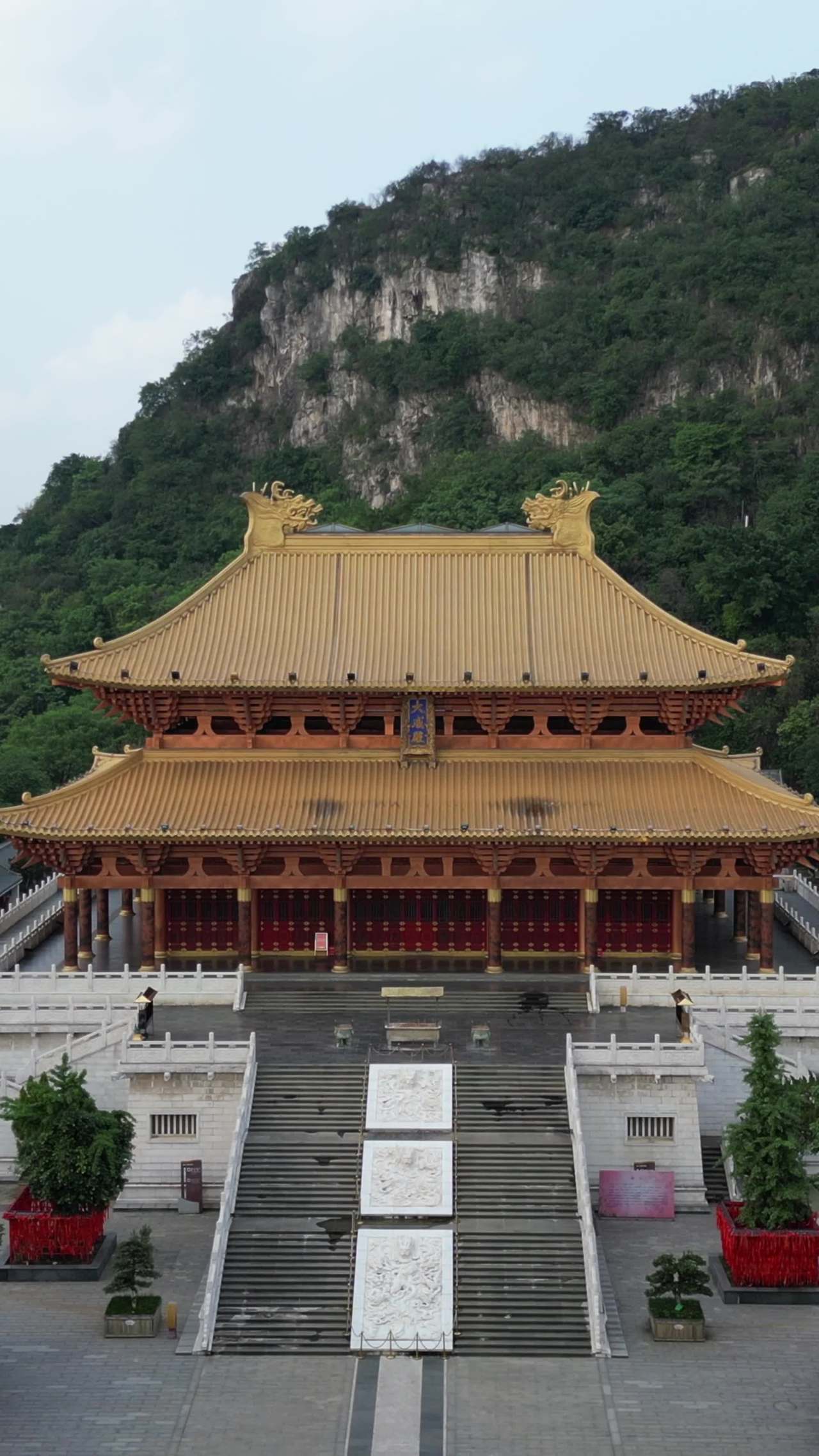 金顶古建筑与自然风光