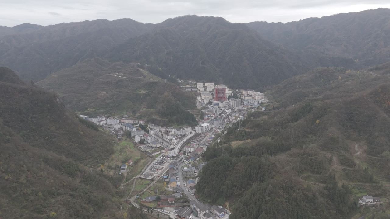 山谷中的宁静小镇