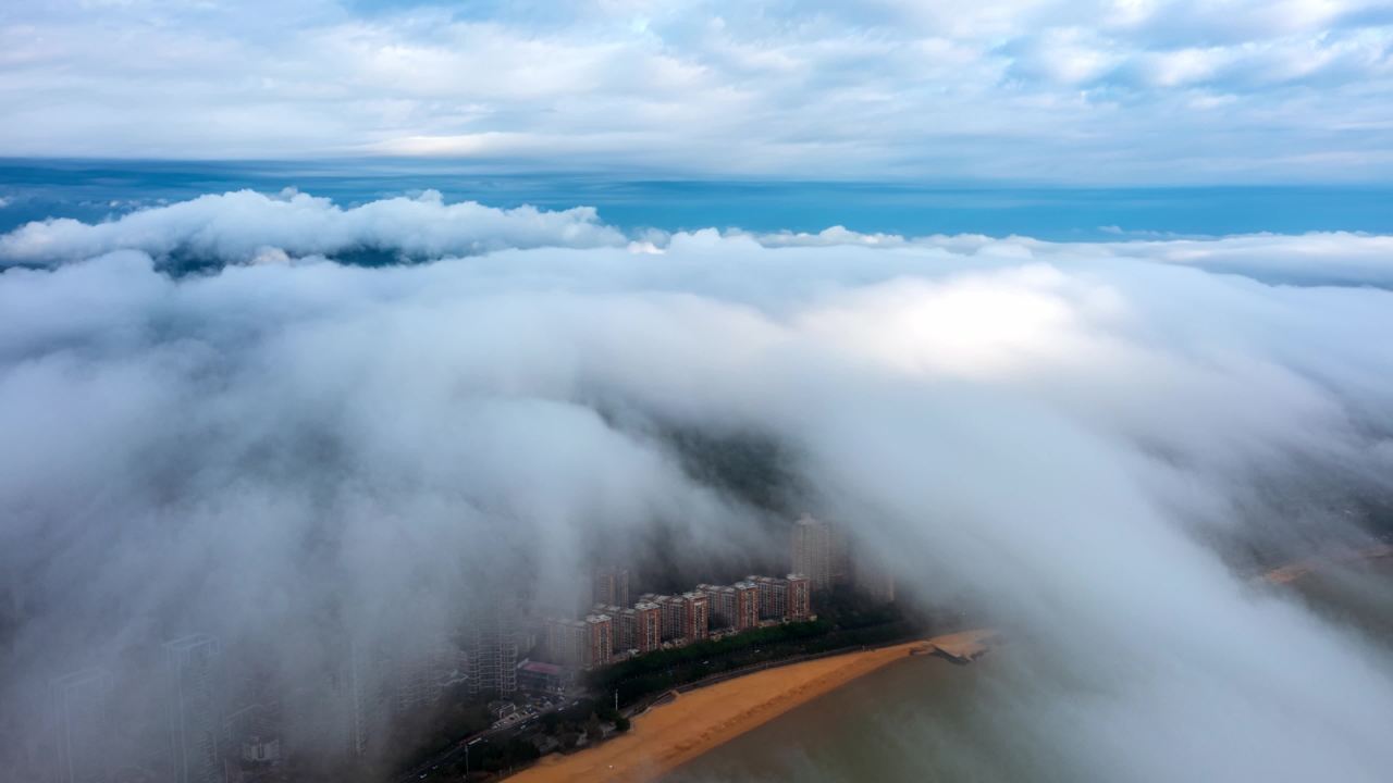 珠海空中俯瞰云海中的城市与山林 三
