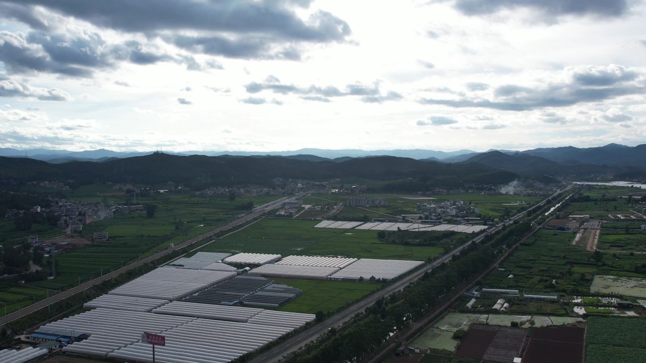 农村高山公路和绿色农田与塑料种植大棚1