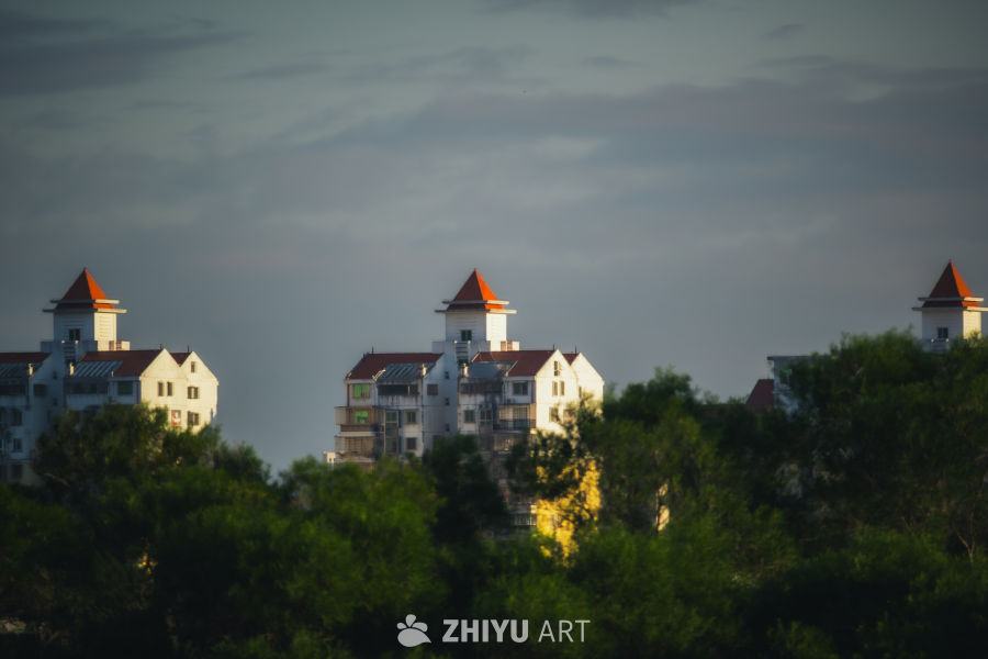 黄昏下的红顶建筑