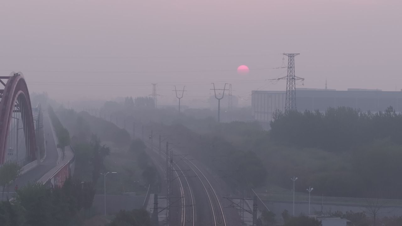 晨雾中的日出与铁路
