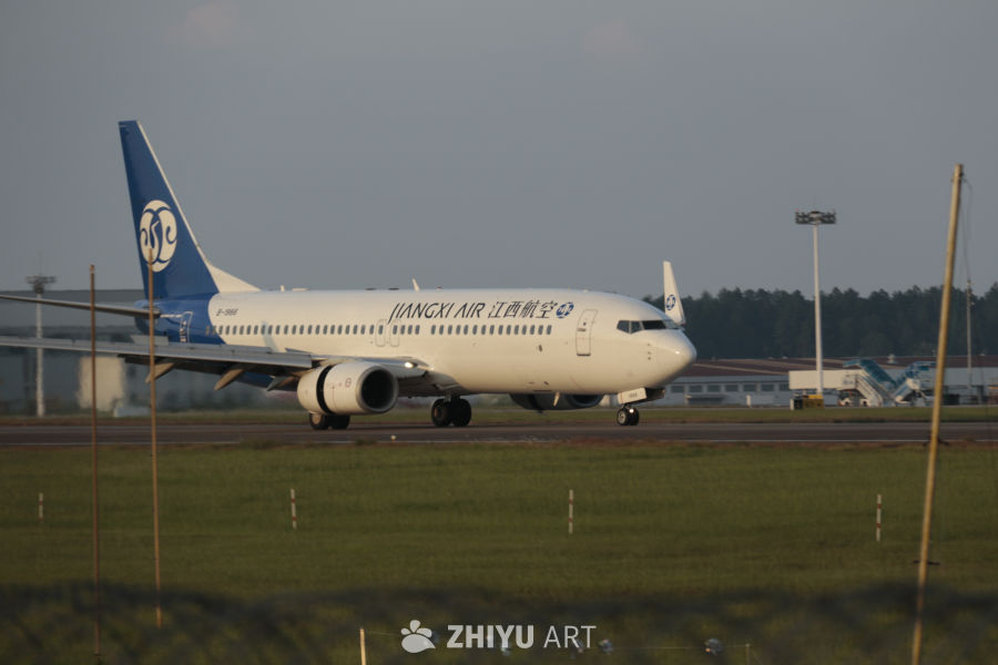 江西航空飞机准备起飞