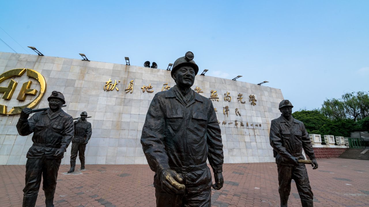 地质纪念碑雕塑环绕延时