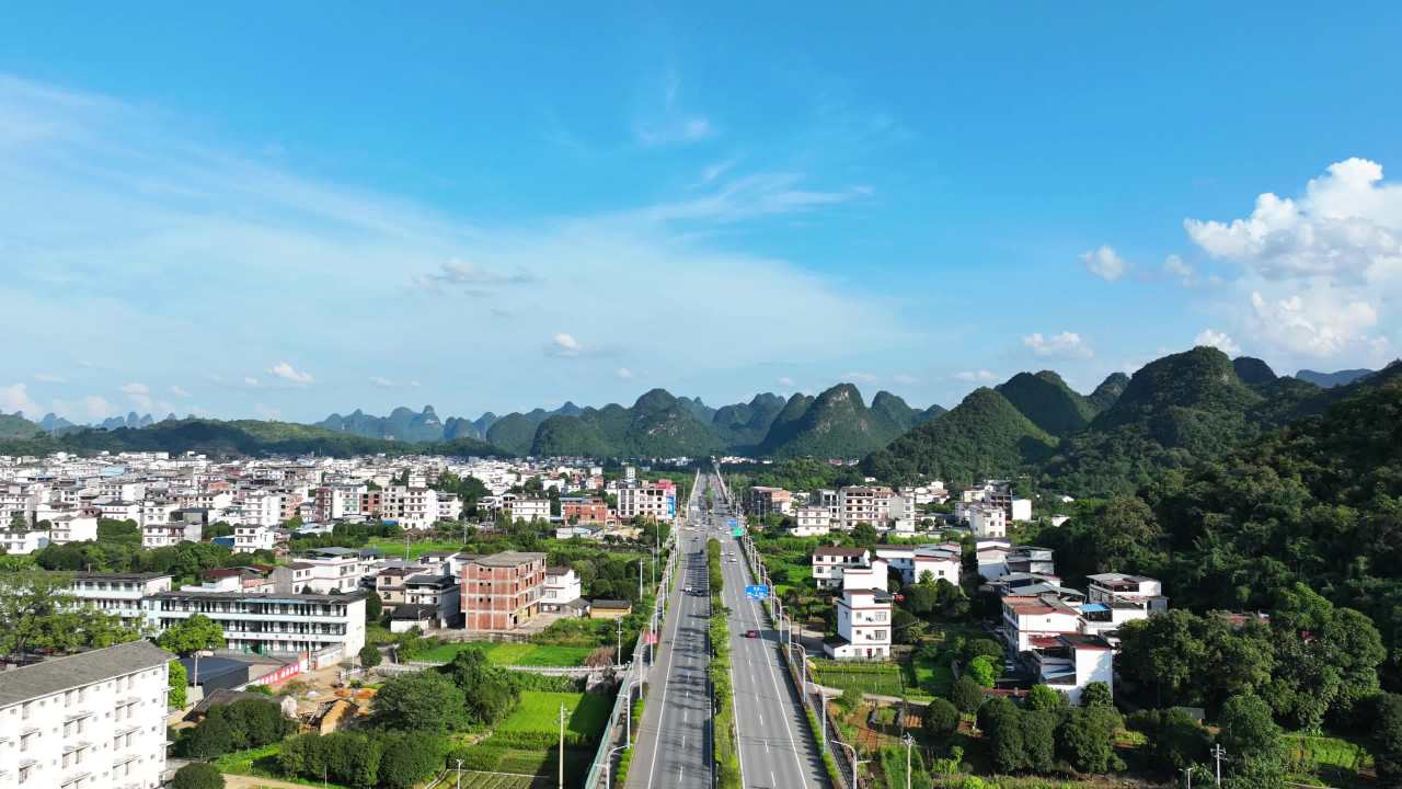 乡村公路与山峦的和谐之美