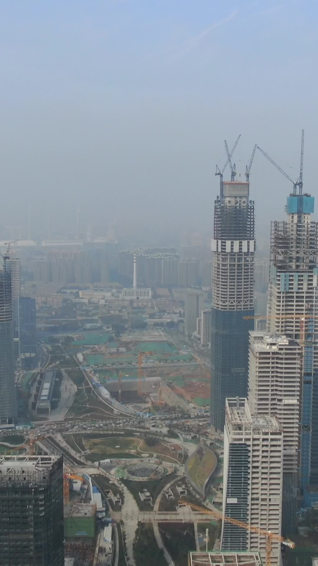 繁忙都市的建设景象