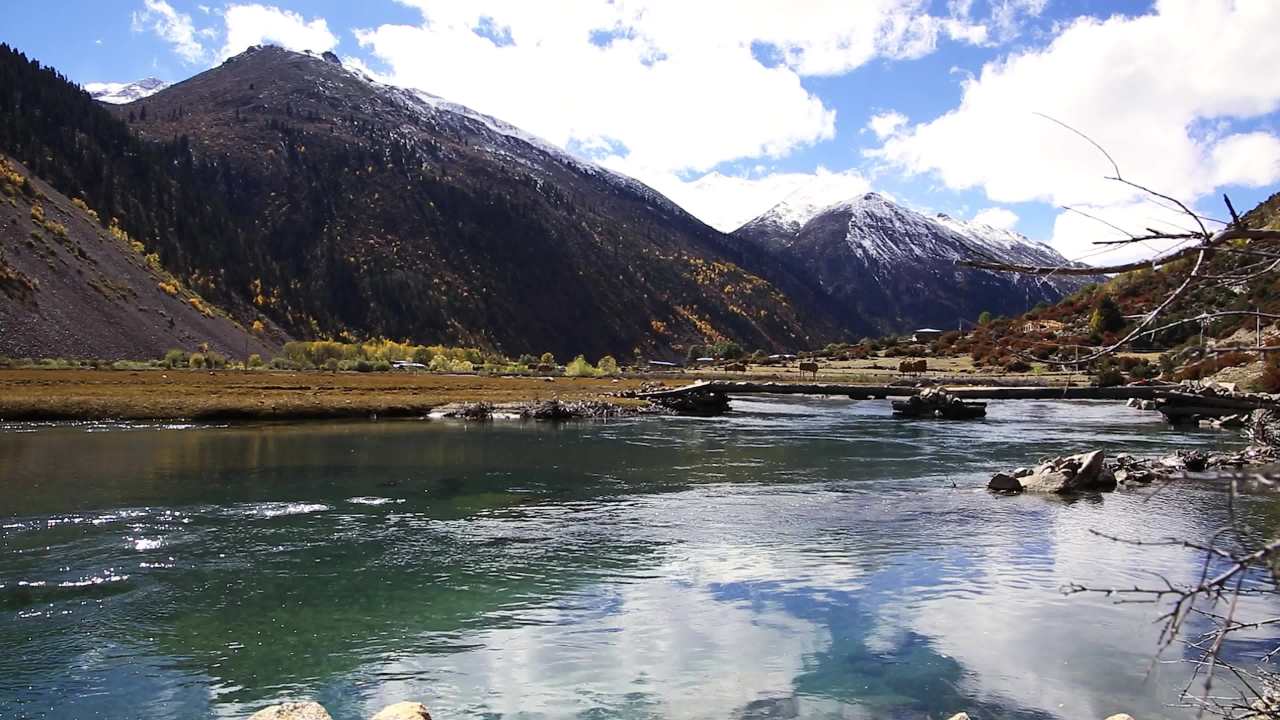 西藏秋季雪山山脉风景