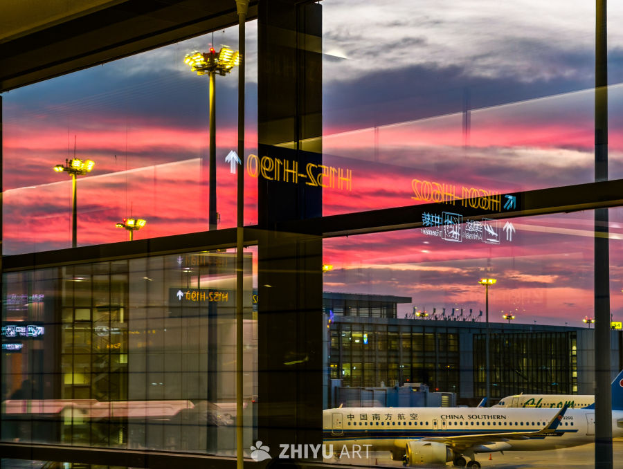 机场黄昏：飞机与夕阳的邂逅