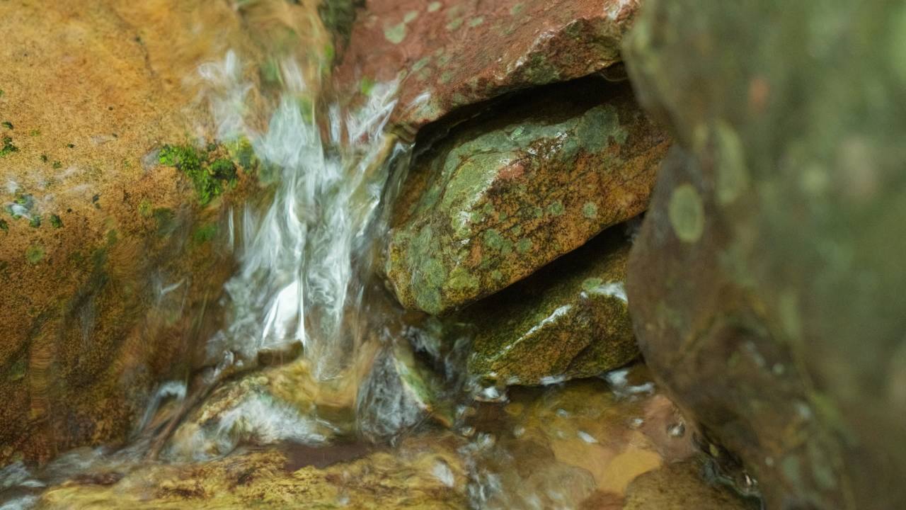 山泉水矿泉水潺潺小溪流水瀑布 2