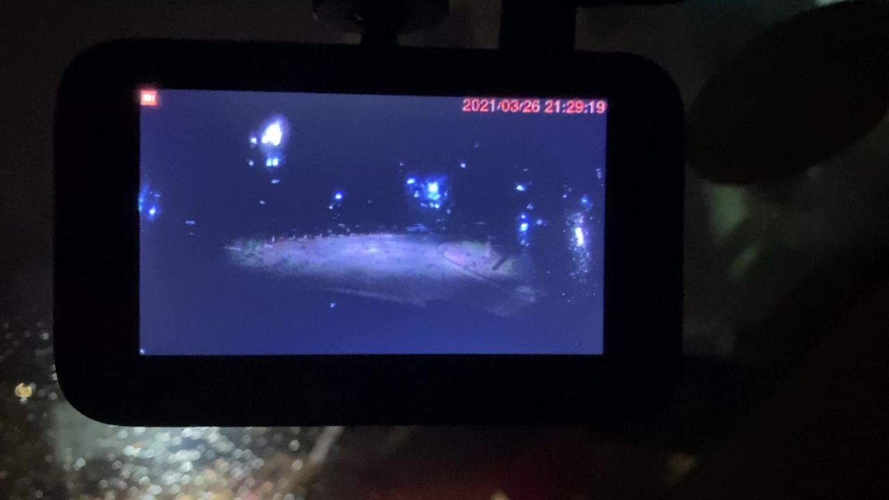行车记录仪小区内景夜晚下雨车内外拍电动车