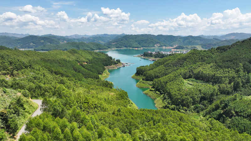 翠绿山峦碧水环绕