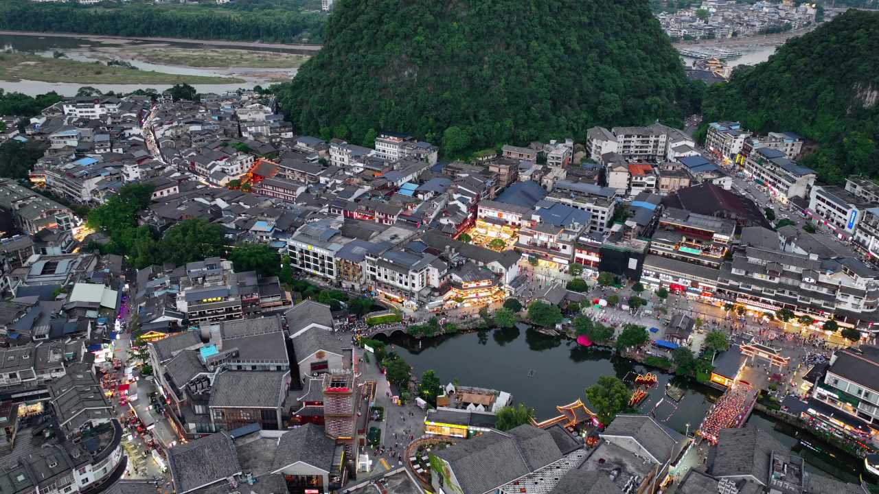 古镇夜色繁华