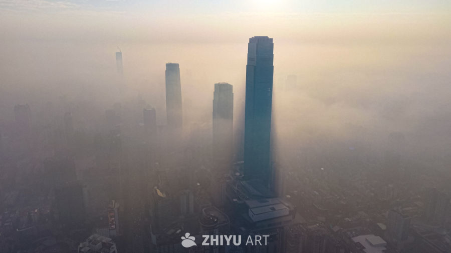 雾中高楼晨曦