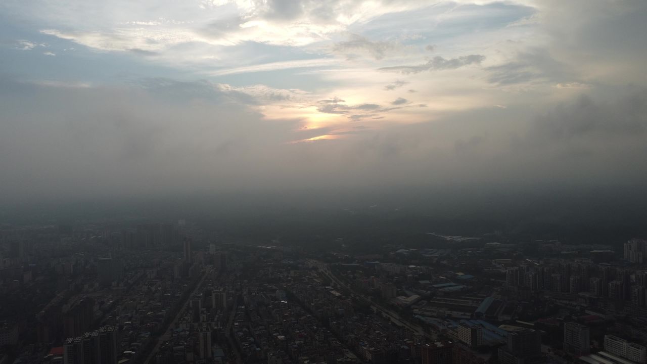 云层下的城市