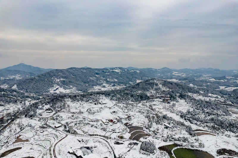 田园乡村冬天雪景航拍图 