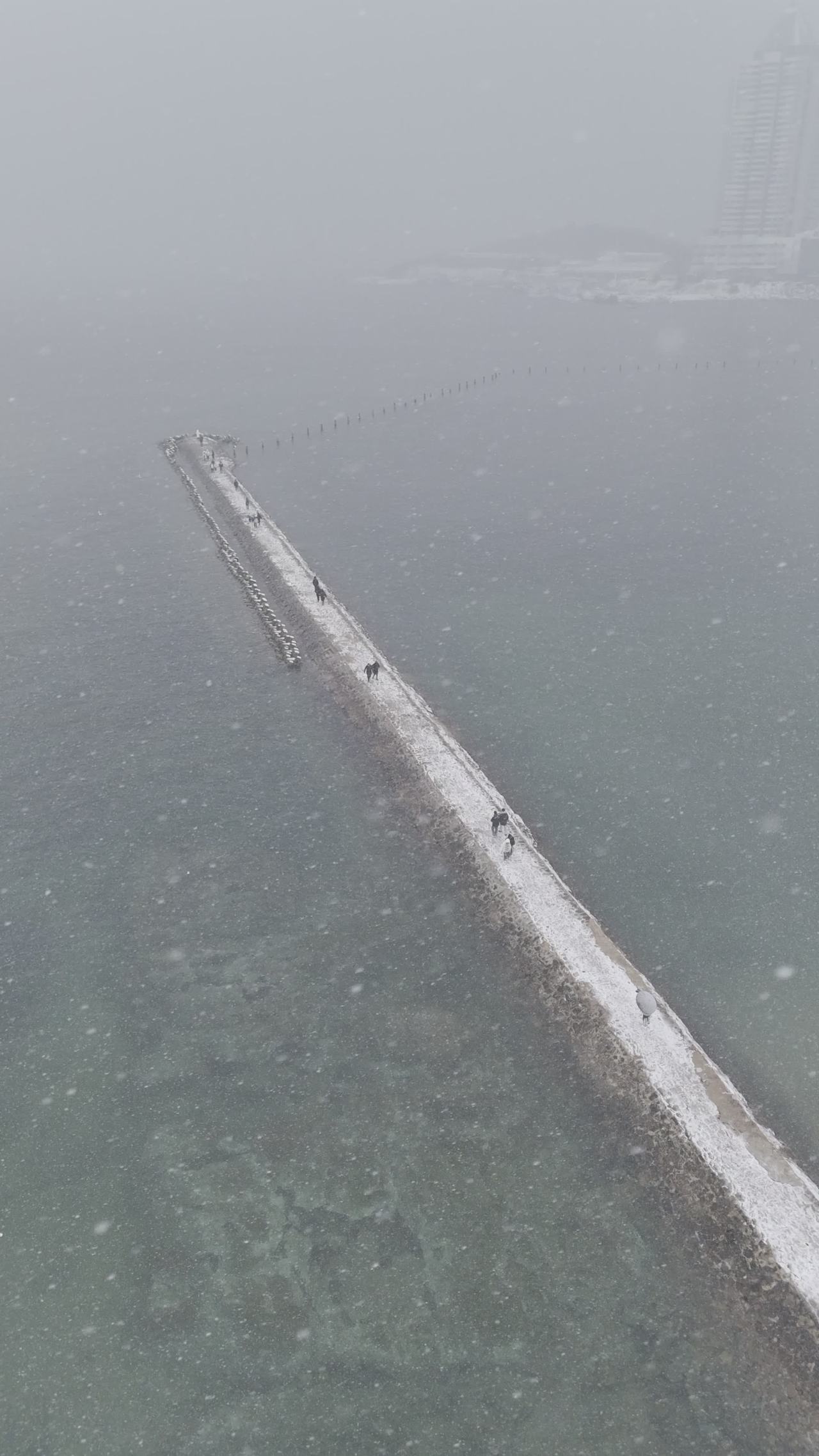 青岛八大关第二海水浴场海边雪景航拍 11