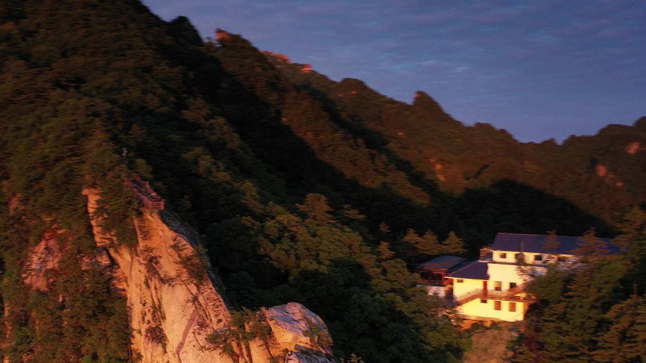 日落山巅的宁静时光