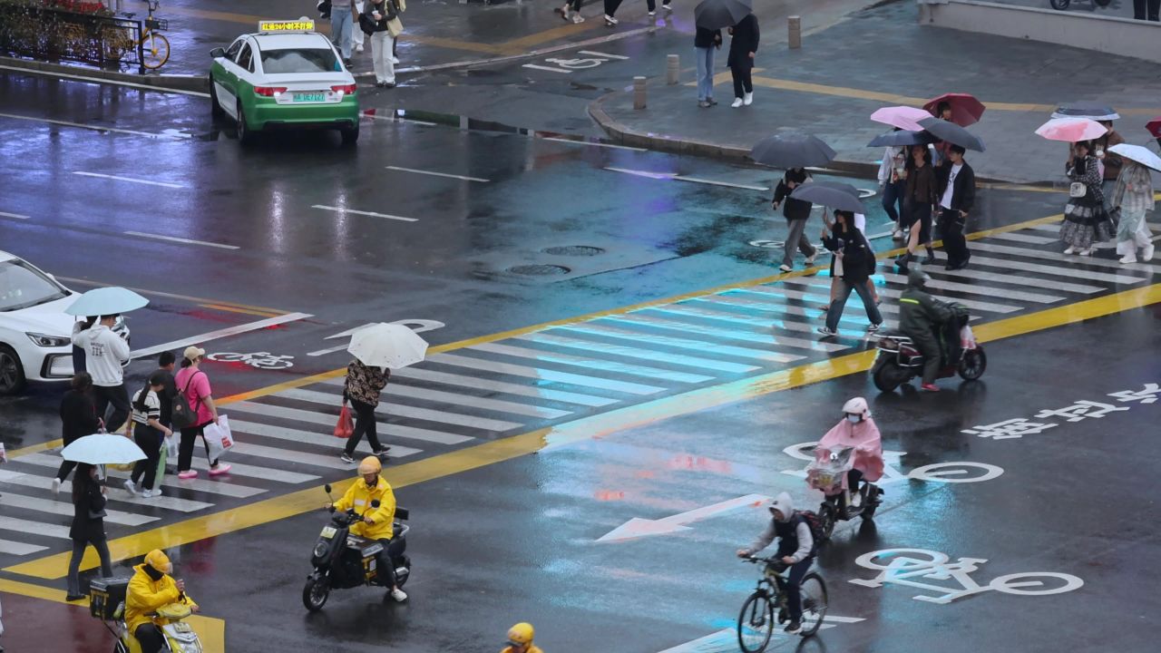 雨天城市街道路口人流 1