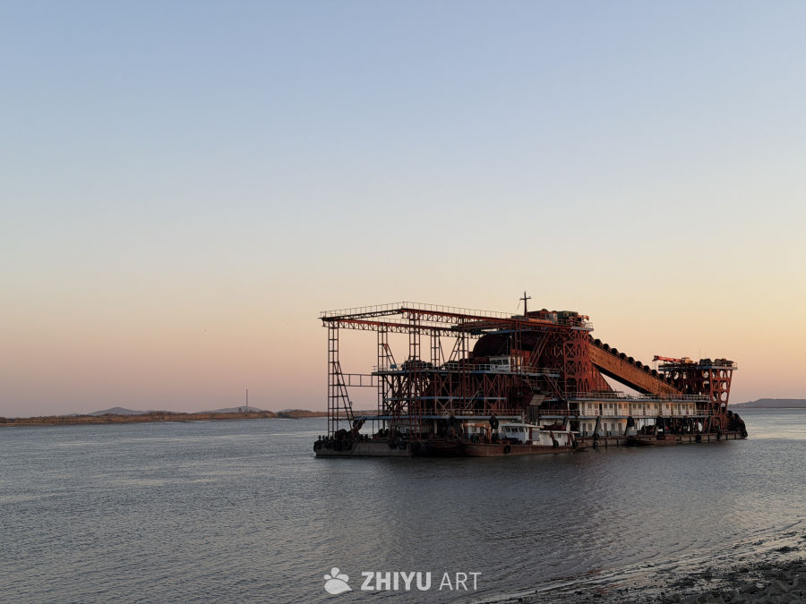 夕阳下的工业船