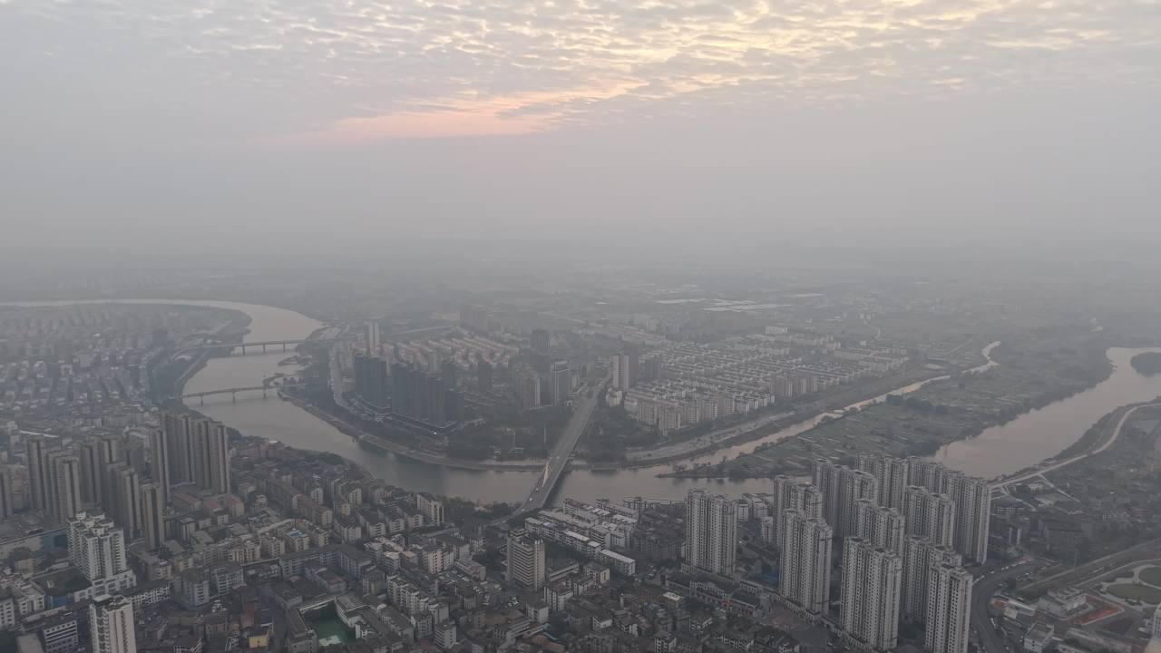 晨雾中的城市全景