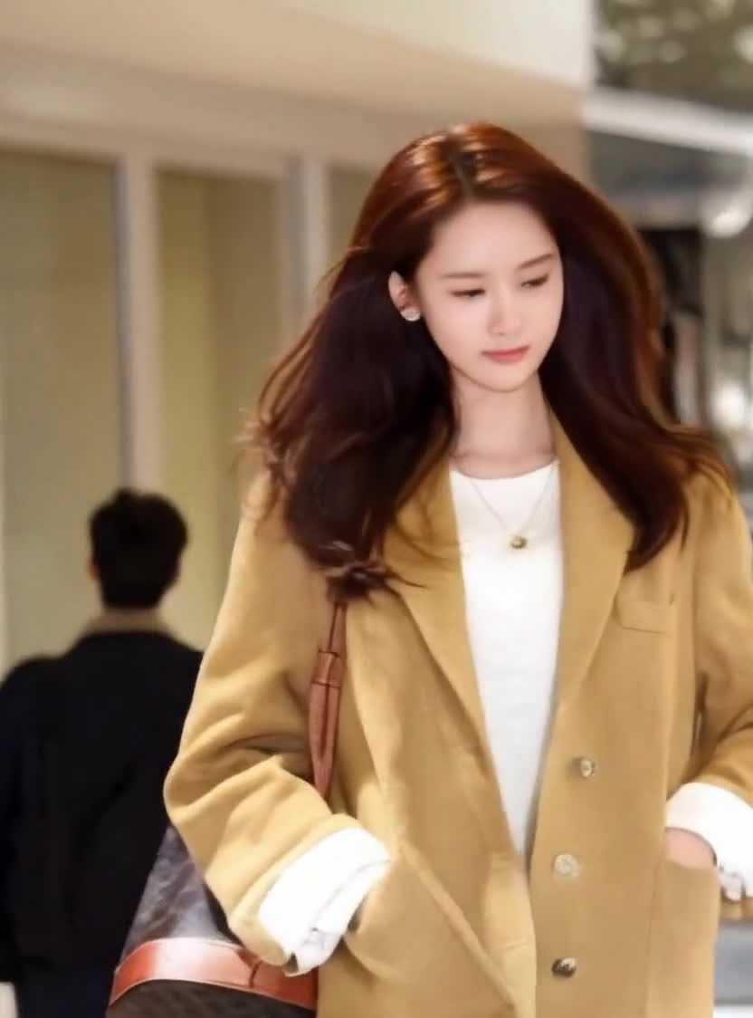 棕发女子卡其色西装及手提包造型