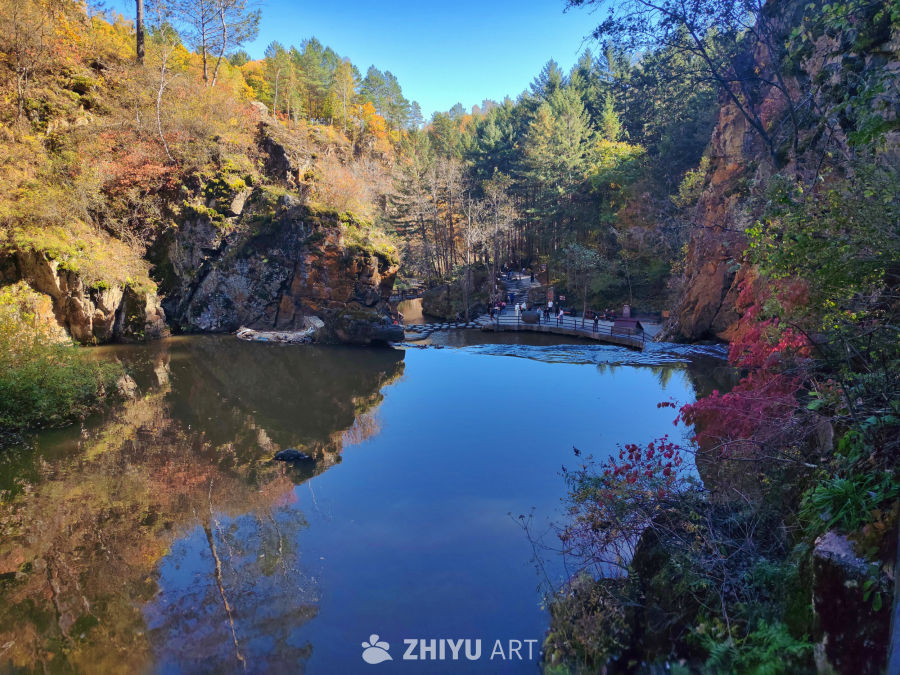 峡谷幽潭映彩林