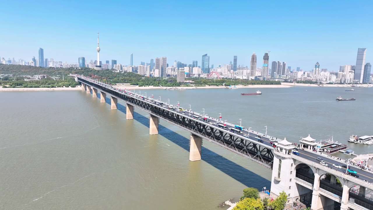 武汉长江大桥与城市风光