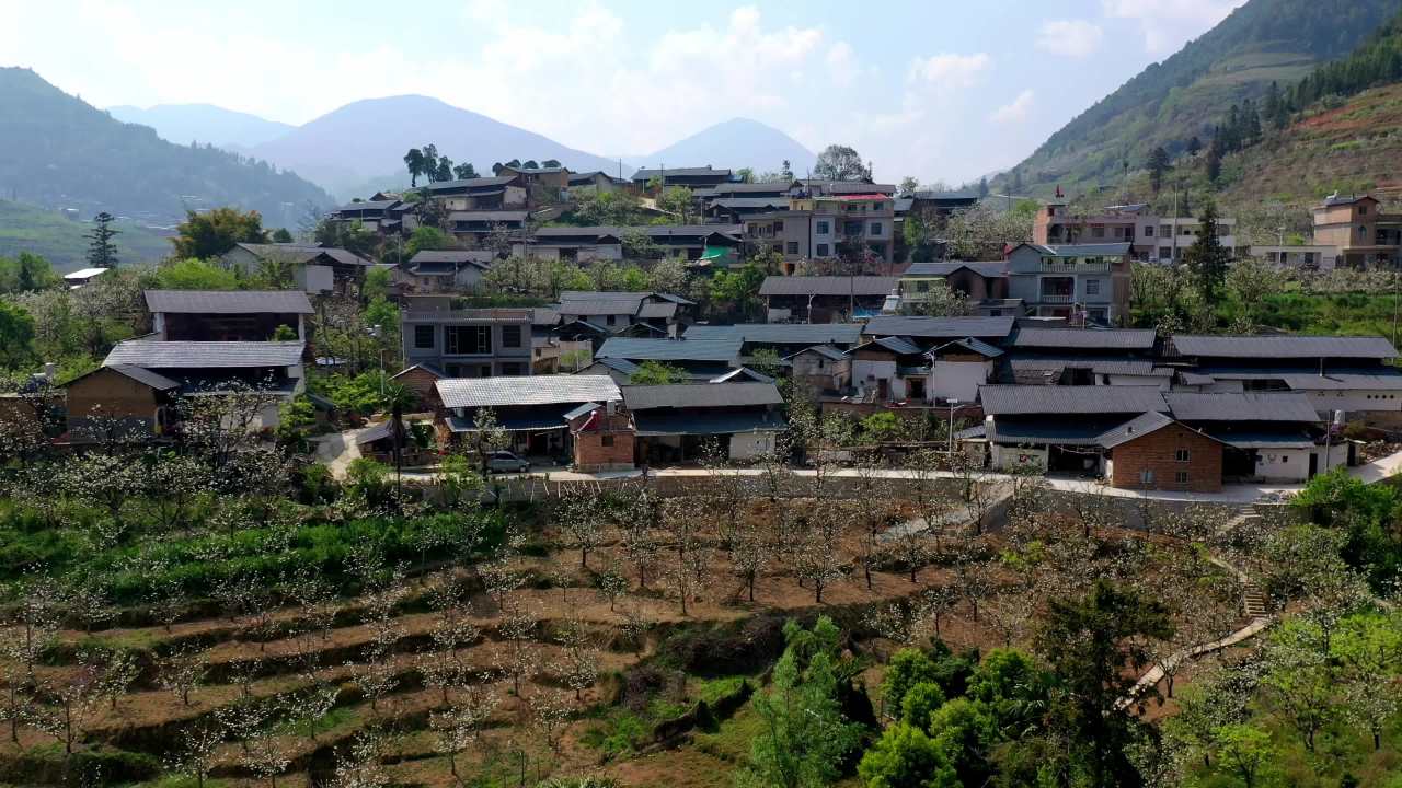 山间村落与梯田美景