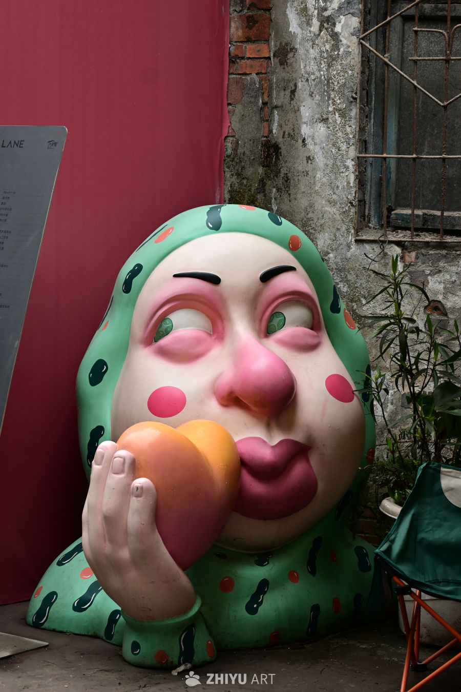 街头艺术雕塑：吃桃的卡通形象