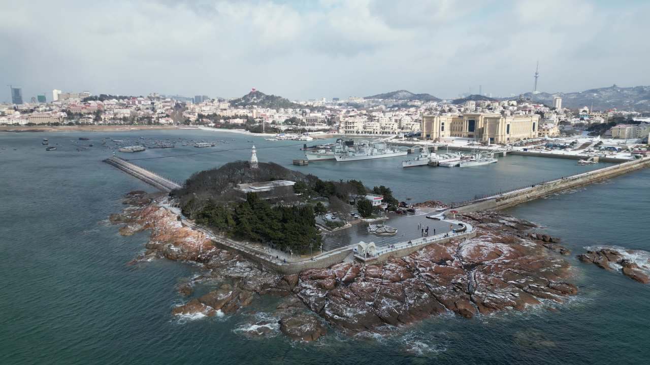 青岛市南海边老城区小青岛公园冬天雪景航拍 12