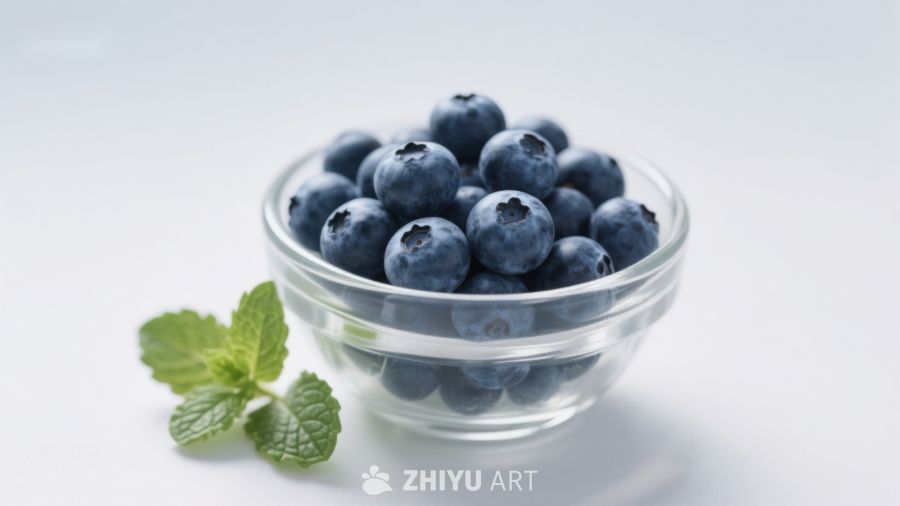 新鲜蓝莓盛于透明碗中