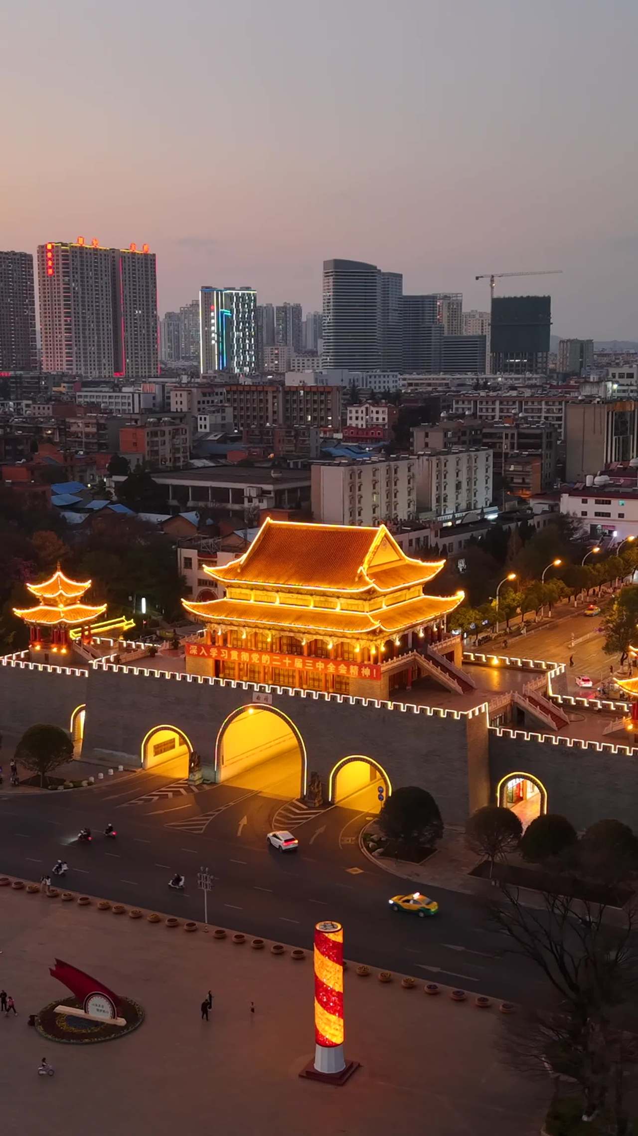 古城门夜景与城市繁华