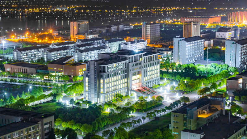 高校图书馆夜景