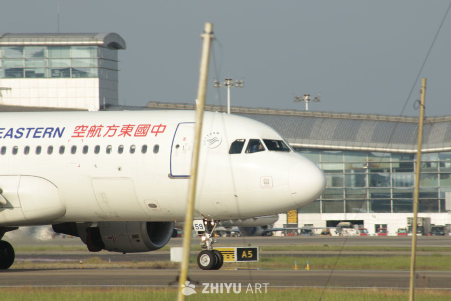 东方航空飞机准备起飞