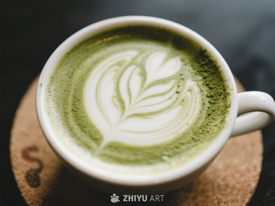 抹茶拿铁艺术，杯中绿意盎然
