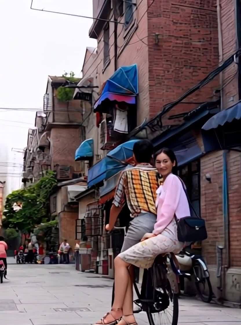 骑车出行，复古街道，情侣微笑，幸福瞬间。