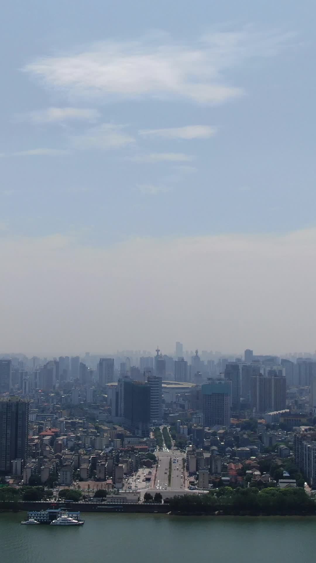 城市河畔的全景