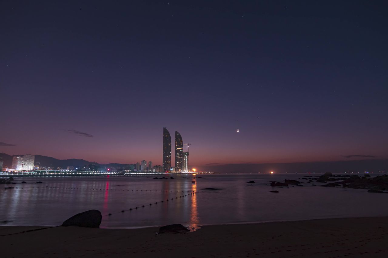 滨海旅游城市地标建筑的夜转日出延时
