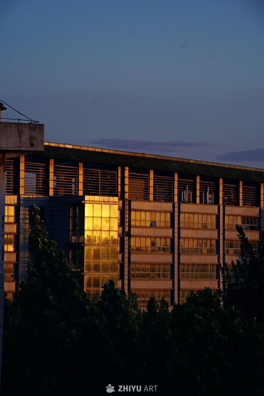 黄昏中的现代建筑