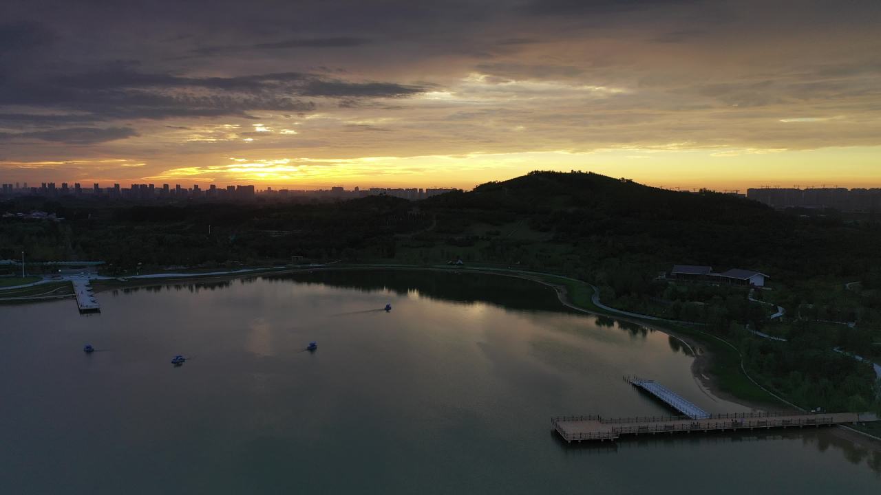 日落湖畔的宁静时光