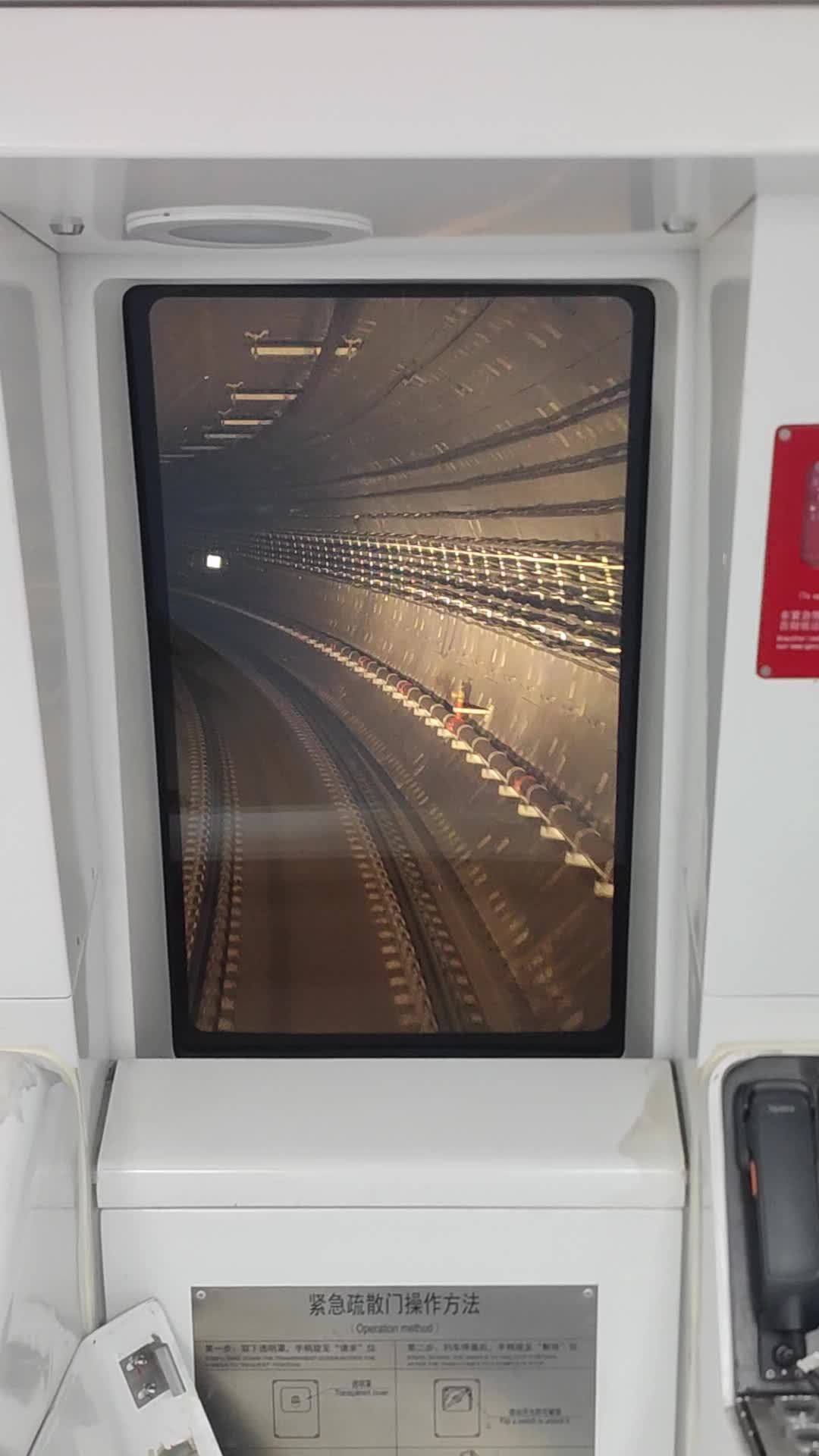 地铁窗口穿过隧道