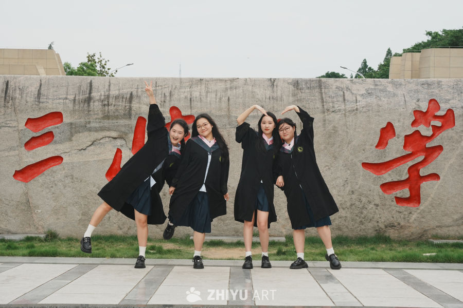 青春毕业季：学士服下的笑脸