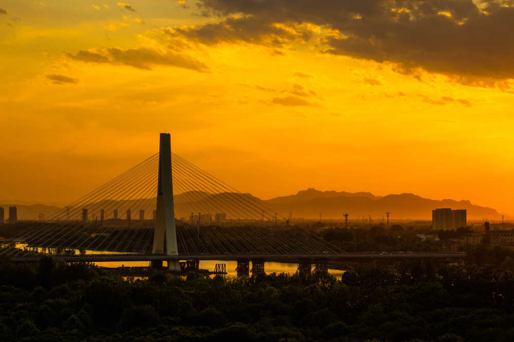 夕阳大桥剪影